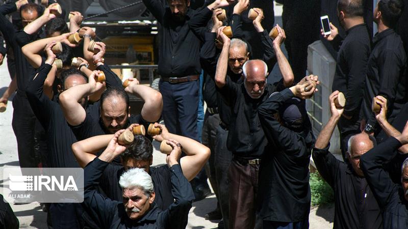 عزاداری سمنانی‌ها به سبک نیاکان با «سنگ‌زنی»