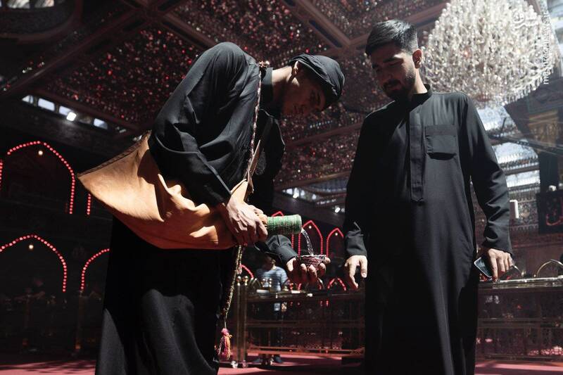  نذر آب جوان بغدادی در حرم حضرت عباس(ع)