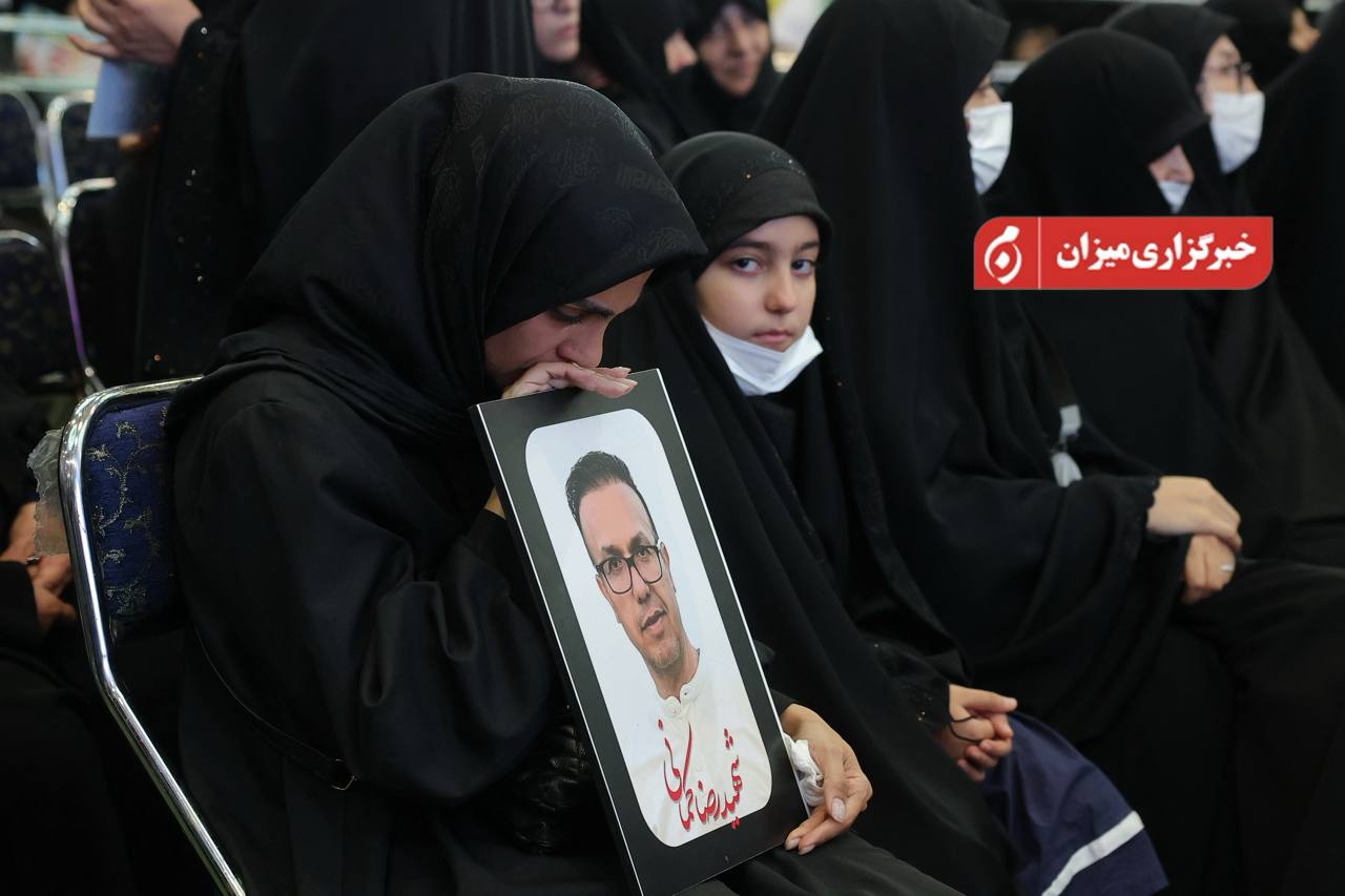 حضور همسر یکی از شهدای زندان اوین در آیین گرامی‌داشت شهدای اقتدار