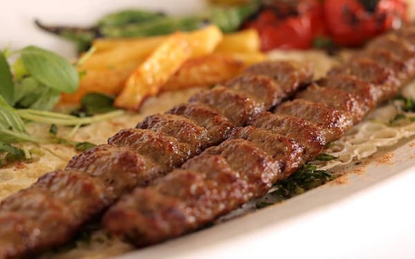 طرز تهیه کباب کوبیده ایرانی توسط آشپزخارجی
