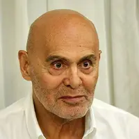استاد جمشیدهاشم پور سوت زنان در حال قدم زدن