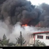 اطفای حریق کارخانه حلاجی کاشان پس از ۸ ساعت؛ یک آتش‌نشان مصدوم شد
