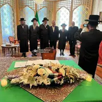 عکس/ ادای احترام گروهی از خاخام‌های یهودی به شهدا با حضور در سفارت ایران در لندن