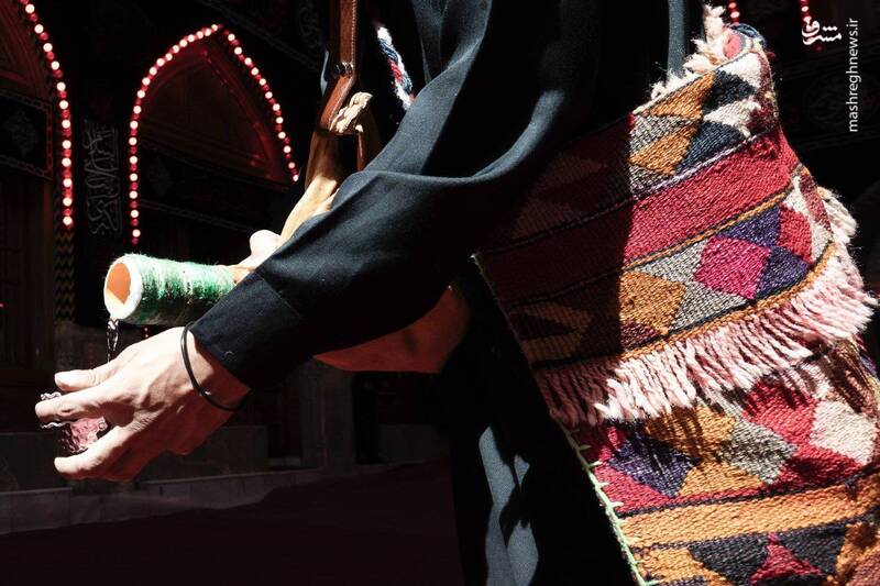 نذر آب جوان بغدادی در حرم حضرت عباس(ع)