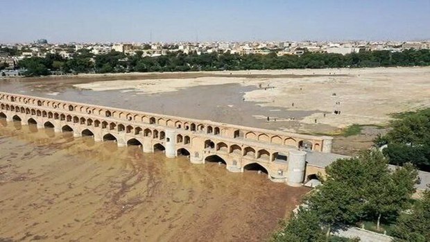 آب زاینده‌رود به پل‌های تاریخی اصفهان رسید
