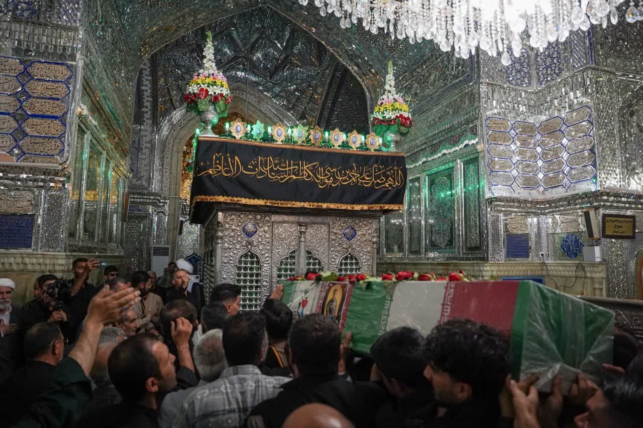 شهید امنیت شیراز بر دستان زائران و مجاوران حرم شاهچراغ(ع) تشییع شد