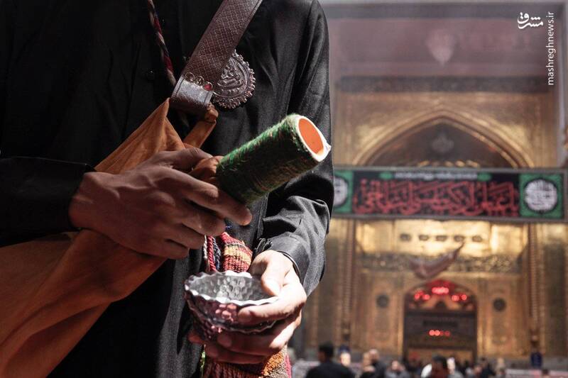  نذر آب جوان بغدادی در حرم حضرت عباس(ع)