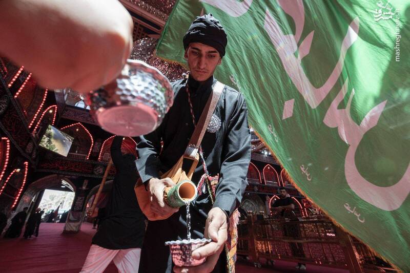 نذر آب جوان بغدادی در حرم حضرت عباس(ع)
