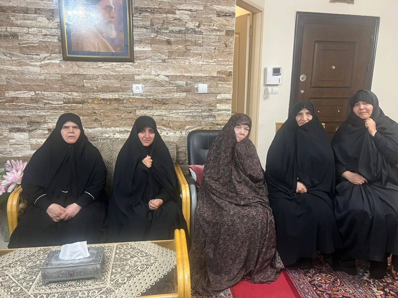 دیدار معاون پزشکیان با مادر شهید باقری