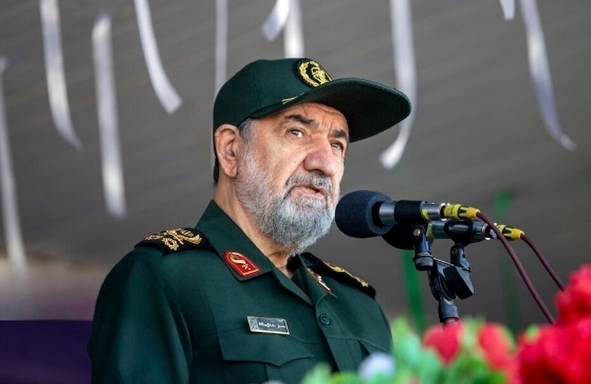 حضور محسن رضایی بر سر مزار شهید حاجی‌زاده