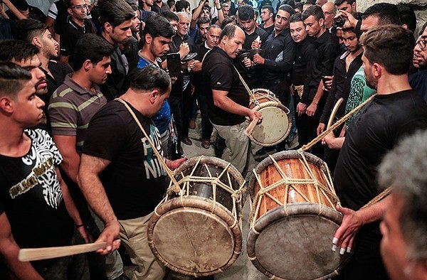 لحظاتی زیبا از دمام زنی شب تاسوعا در میدان فلسطین مشهد