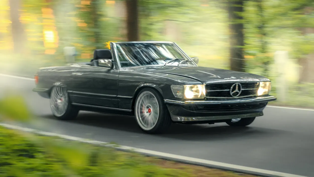 بازتولید مرسدس SL نسل R107 با پیشرانه V8 مدرن AMG