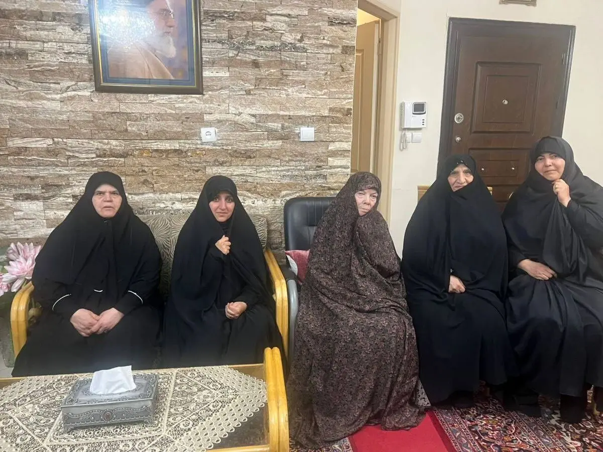 معاون رئیس‌جمهور با مادر شهیدان باقری دیدار کرد