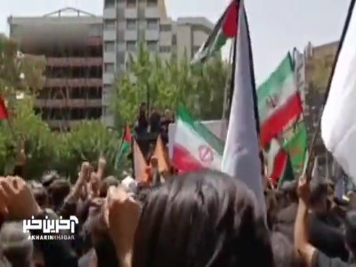 حرکت دسته عزاداران مسجد دانشگاه تهران به سمت خیابان فلسطین برای تجدید پیمان با رهبر انقلاب