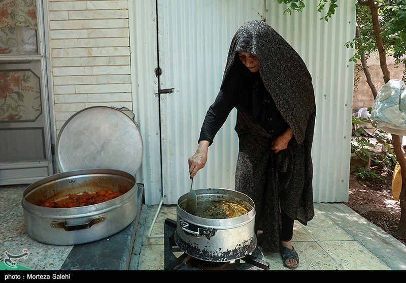 آیین سنتی توزیع نذری در روستای بارچان اصفهان