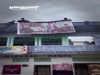 نصب بنر منقش به تصویر رهبر انقلاب توسط عزاداران حسینی در هند