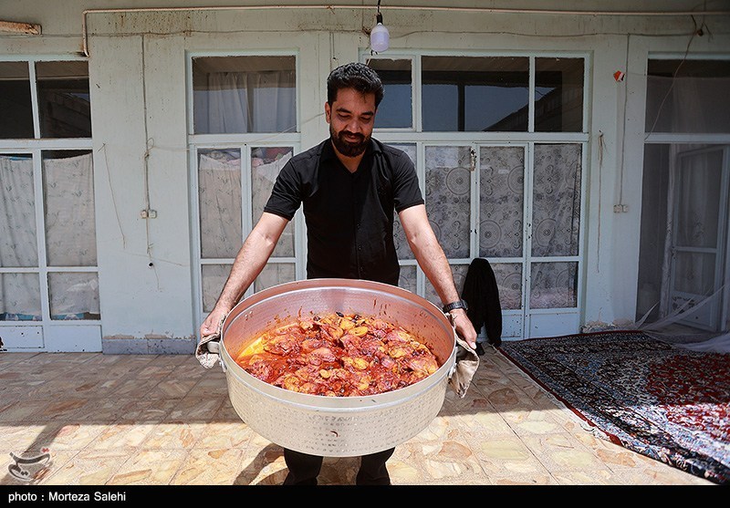 آیین سنتی توزیع نذری در روستای بارچان اصفهان