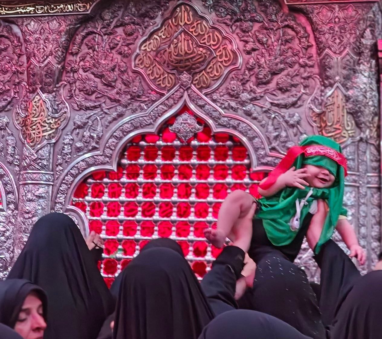عکس/ یک فریم خاص از ظهر عاشورا کنار مضجع نورانی حضرت سیدالشهدا