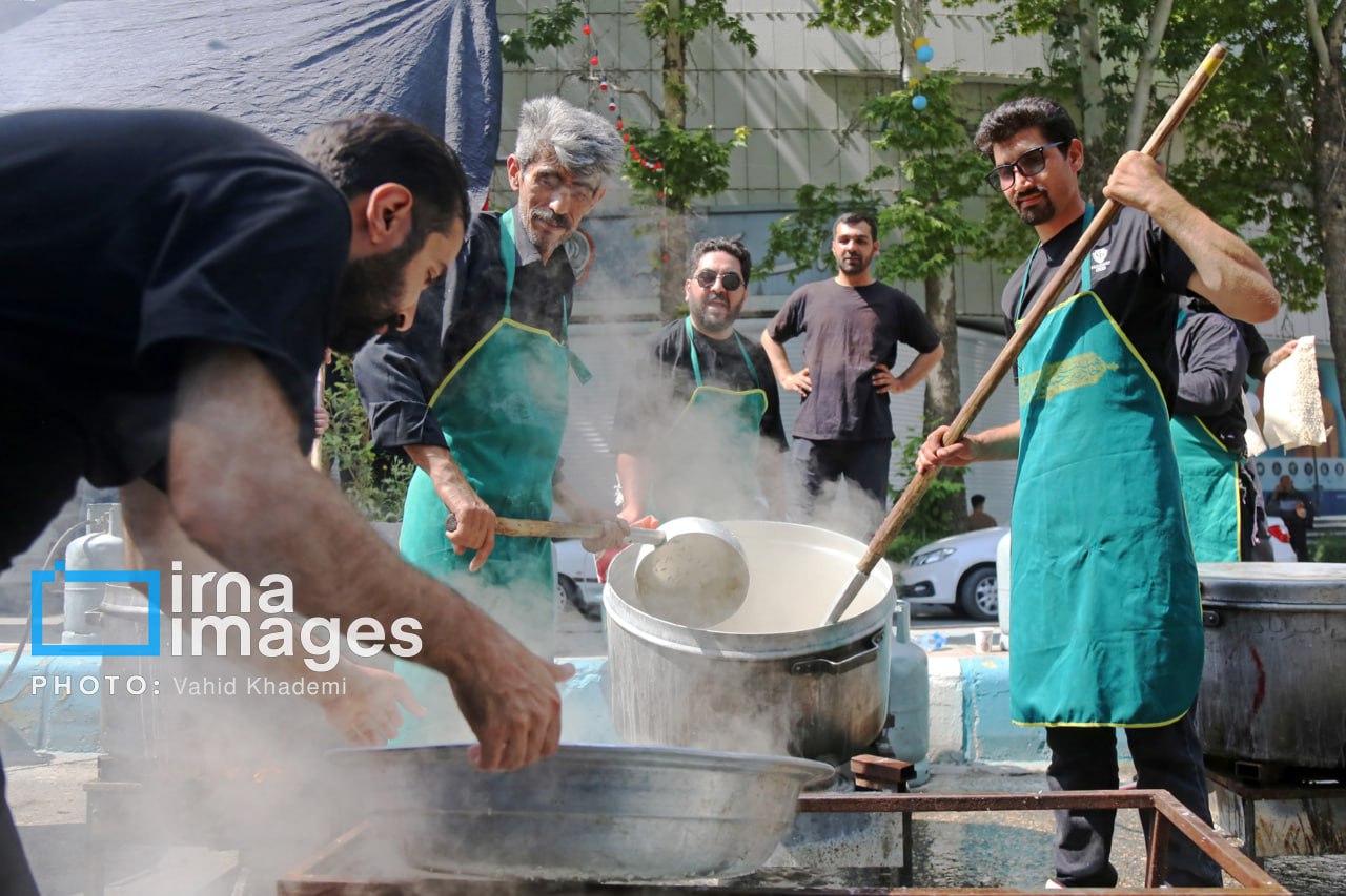 طبخ و توزیع ۷۲ دیگ غذای نذری در ظهر عاشورای بجنورد  