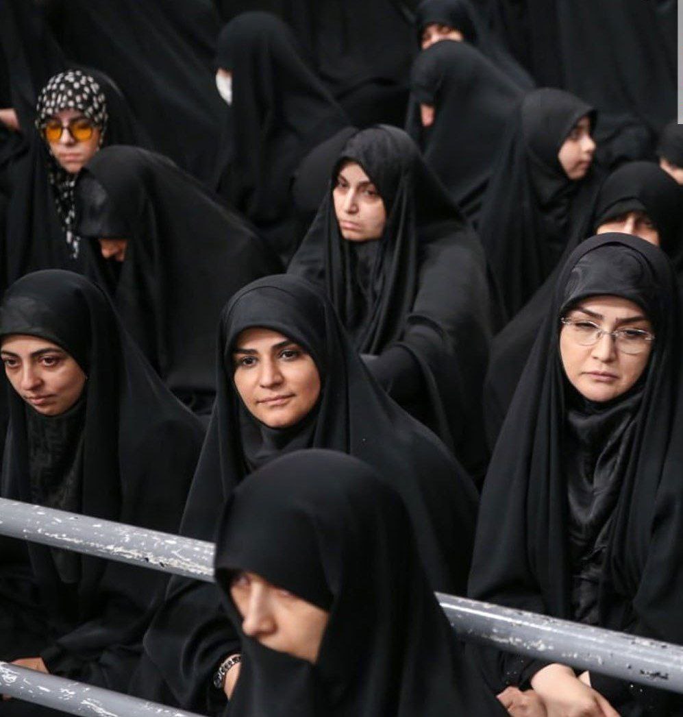 سحر امامی و دختر شهید سلیمانی در مراسم شام غریبان حسینیه امام خمینی