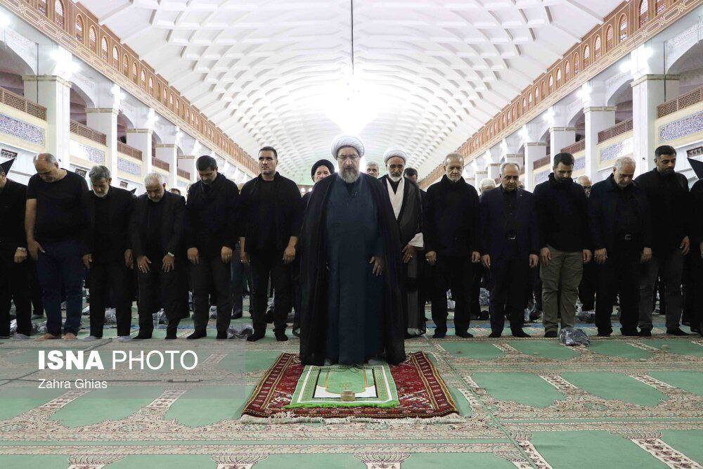 عکس/ حضور رئیس جمهور در نماز ظهر عاشورای تبریز