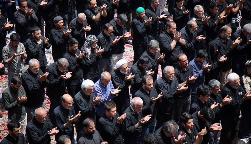  اقامه نماز ظهر عاشورا با حضور گسترده عزاداران حسینی در هرمزگان