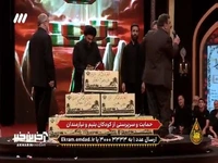 حال و هوای عاشورایی حسینیه معلی هنگام نمایش پیراهن تفحص شده شهید گمنام 
