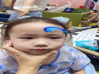 نقاشی روی صورت دخترک ناز