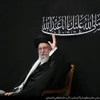 لحظاتی دیدنی از ورود رهبر انقلاب به مراسم شب عاشورای حسینی