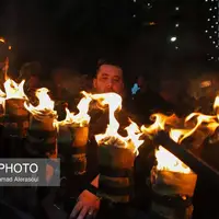 مشعل‌گردانی هیئت عزاداران در خیابان منتهی به حرم مطهر رضوی