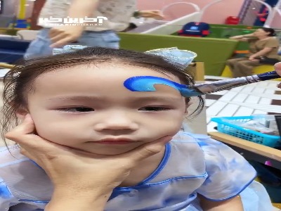 نقاشی روی صورت دخترک ناز