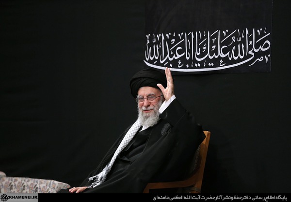 لحظاتی دیدنی از ورود رهبر انقلاب به مراسم شب عاشورای حسینی