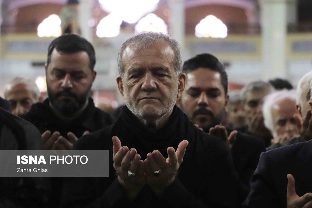 عکس/ حضور رئیس جمهور در نماز ظهر عاشورای تبریز