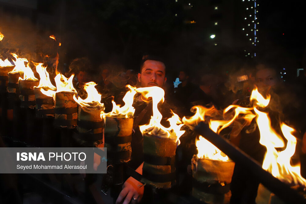 مشعل‌گردانی هیئت عزاداران در خیابان منتهی به حرم مطهر رضوی