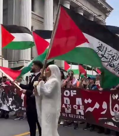 پیوستن یک عروس و داماد به تظاهراتی در حمایت از فلسطین در مونترال کانادا