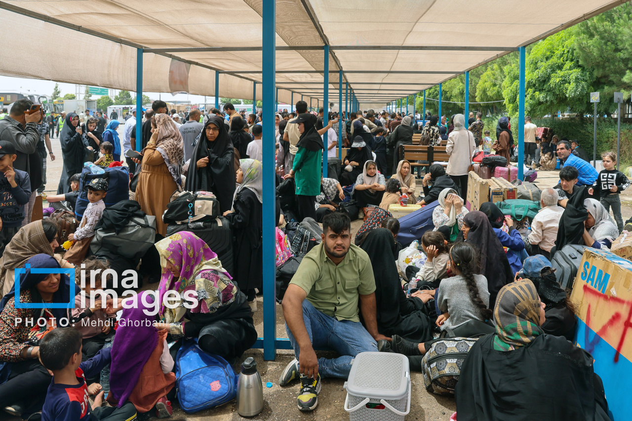 عکس/ خروج اتباع افغانستانی غیرمجاز از مرز دوغارون