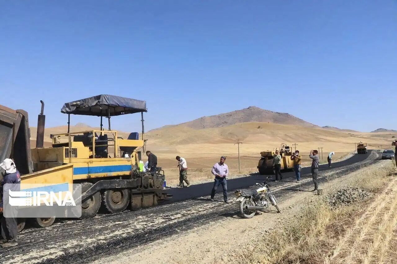 انجام عملیات زیرسازی ۱۲۵ کیلومتر راه روستایی در هرمزگان