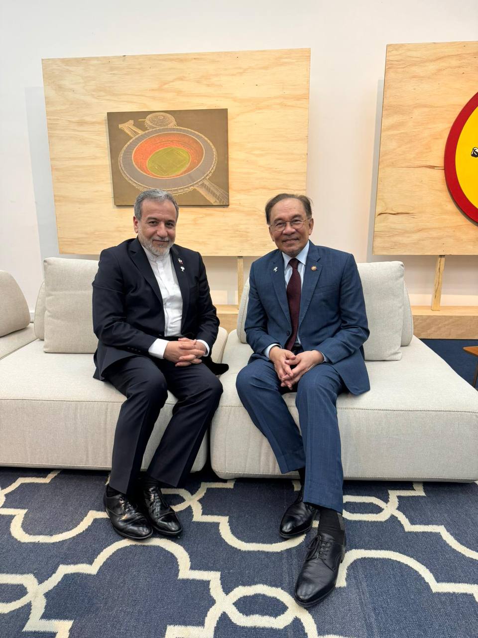 گفتگوی وزیر امور خارجه با انور ابراهیم نخست وزیر مالزی 