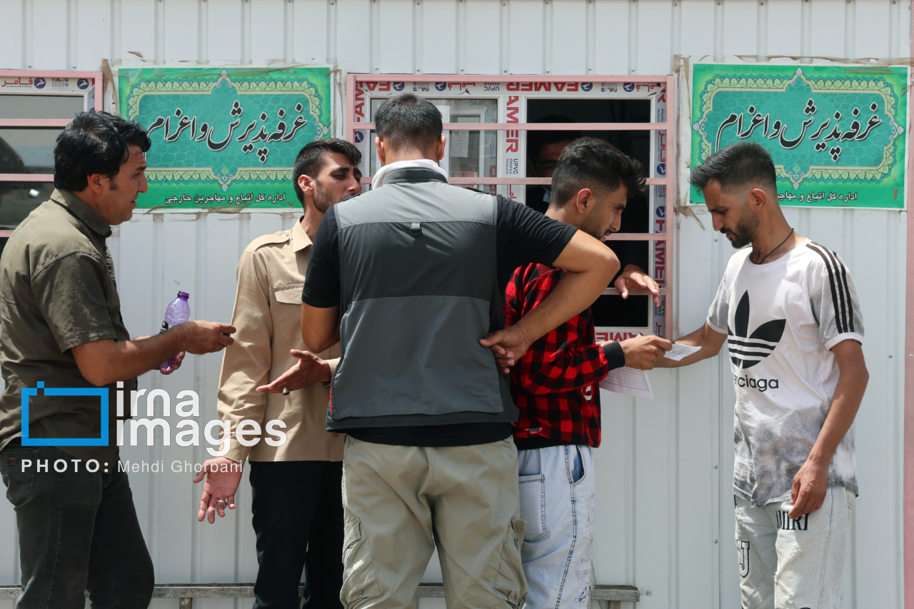 عکس/ خروج اتباع افغانستانی غیرمجاز از مرز دوغارون
