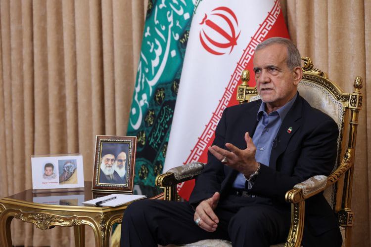 عکس/ مصاحبه رئیس جمهور با عکس رایان قاسمیان نوزاد شهید جنگ اسرائیل