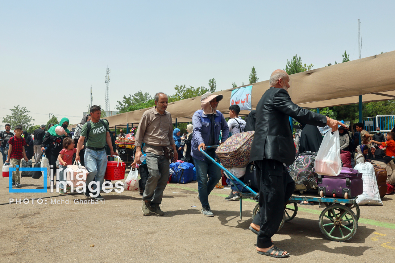 عکس/ خروج اتباع افغانستانی غیرمجاز از مرز دوغارون