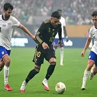 شادی بازیکنان مکزیک پس از برتری مقابل آمریکا و قهرمانی در جام طلایی کونکاکاف