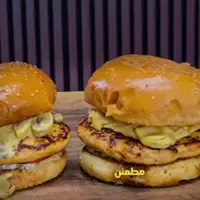 چیکن برگر با تاپینگ قارچ و پیاز پنیری