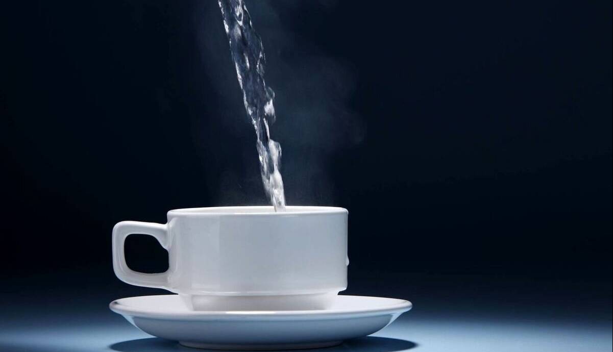 به این دلایل آب داغ بخورید