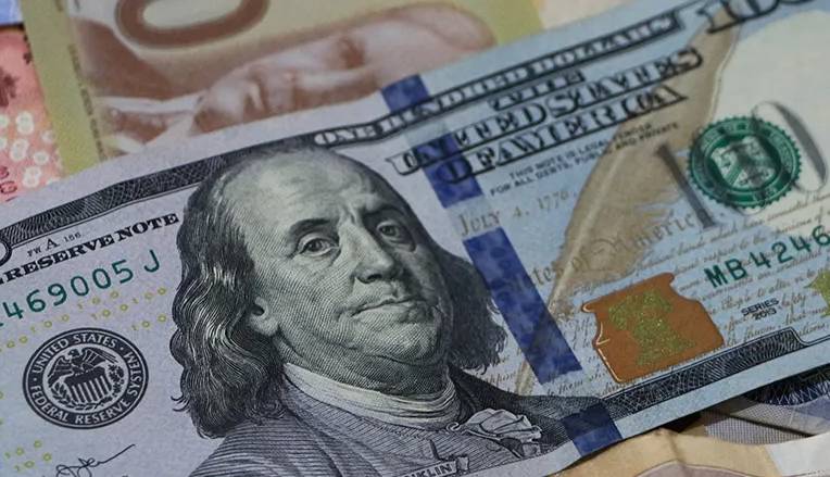 سیف: بانک مرکزی با مداخله غیرمستقیم، میتواند قیمت ارز را کنترل کند
