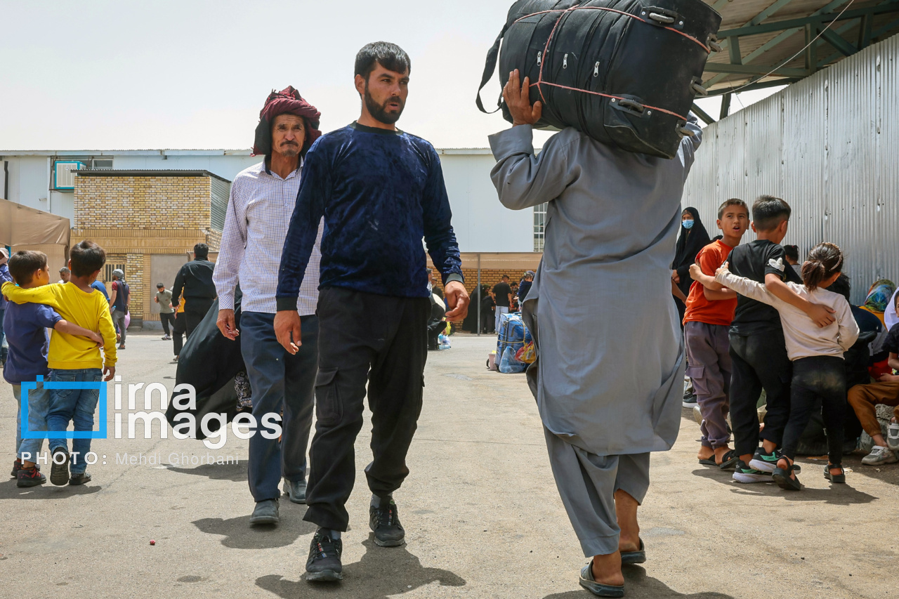 عکس/ خروج اتباع افغانستانی غیرمجاز از مرز دوغارون