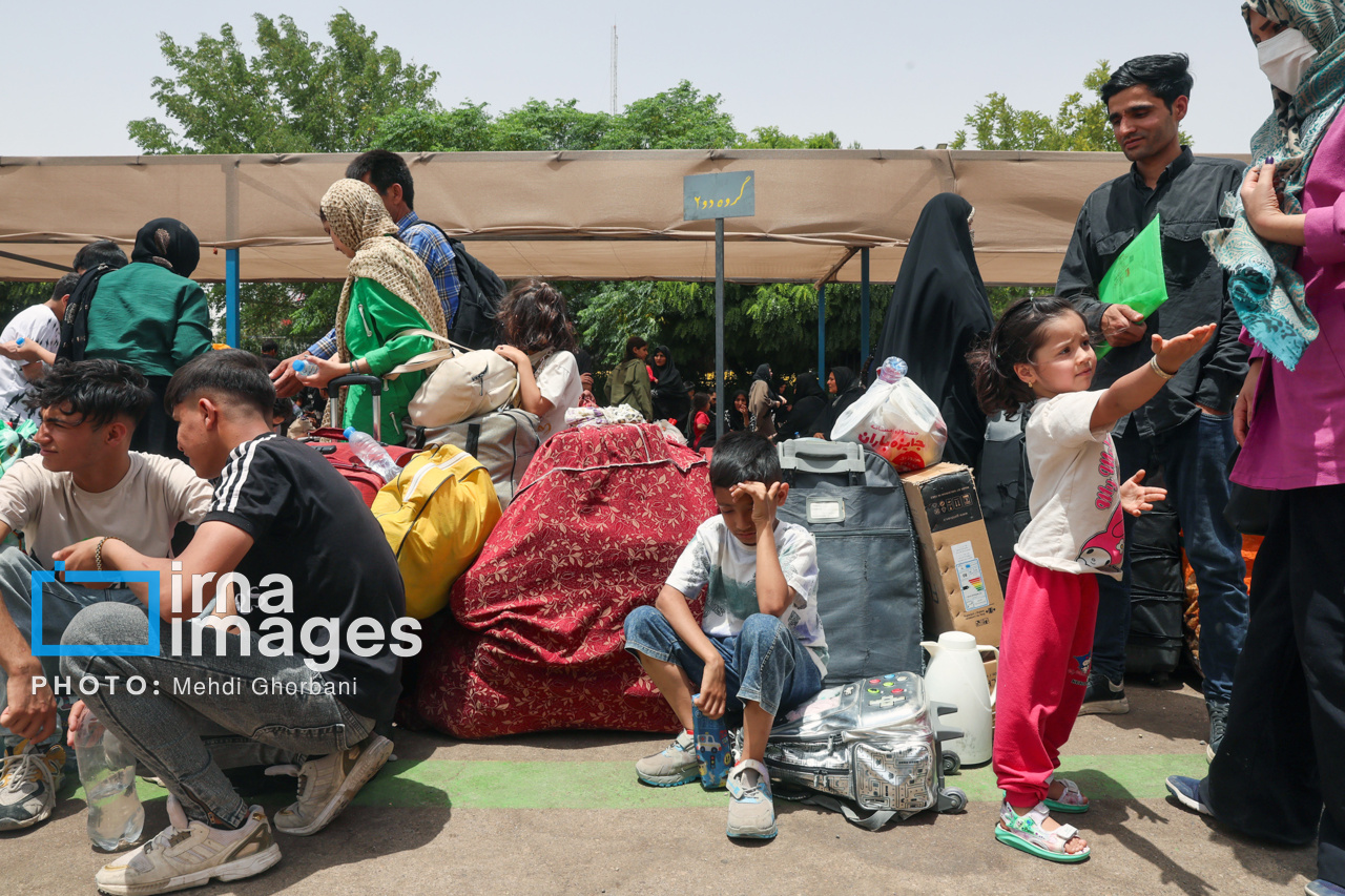 عکس/ خروج اتباع افغانستانی غیرمجاز از مرز دوغارون