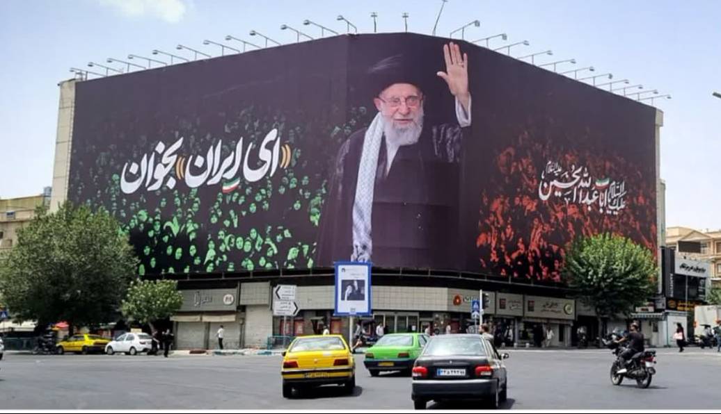 عکس/ «ای ایران بخوان» بر روی دیوارنگاره میدان انقلاب تهران