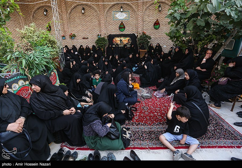 مراسم روضه اباعبدالله الحسین (ع) در خانه تاریخی نبوی قزوین