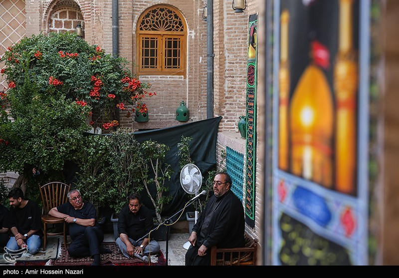مراسم روضه اباعبدالله الحسین (ع) در خانه تاریخی نبوی قزوین